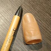 Falso pollice in plastica